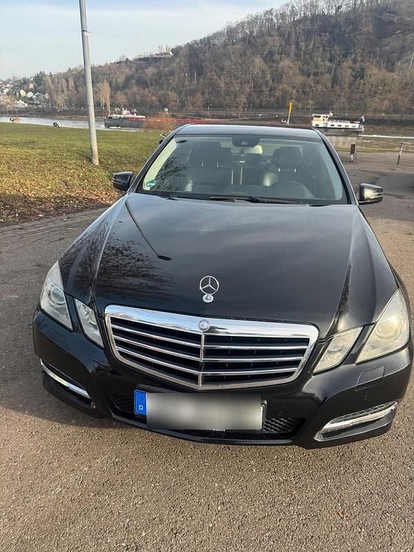 Schwarz Gebraucht 2012 Mercedes E200 Avantgarde Limousine | 7.900 € (Superpreis) - Bild 1/4