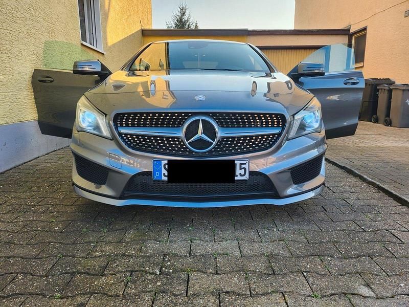 Grau Gebraucht 2013 Mercedes CLA200 AMG line Coupé | 16.990 € (Fairer Preis) - Bild 1/4