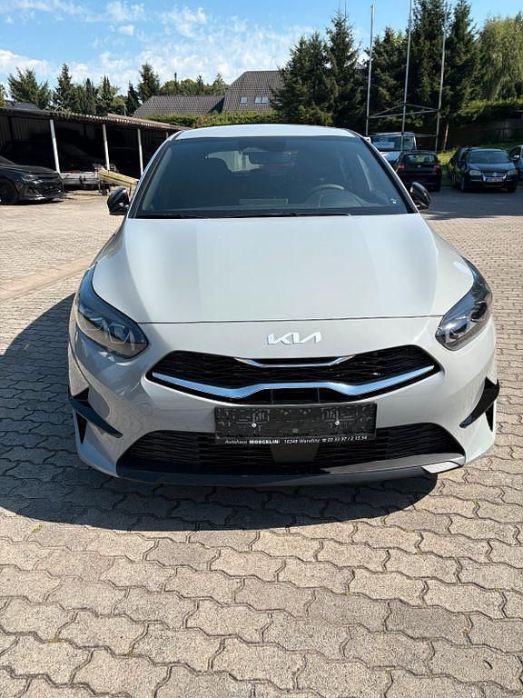 Wolfgrau Neu 2025 Kia Ceed 4 Limousine | 24.590 € (Fairer Preis) - Bild 1/4