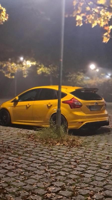 Gebraucht Ford Focus ST 250 PS (183 kW) 2013 Gelb Limousine
