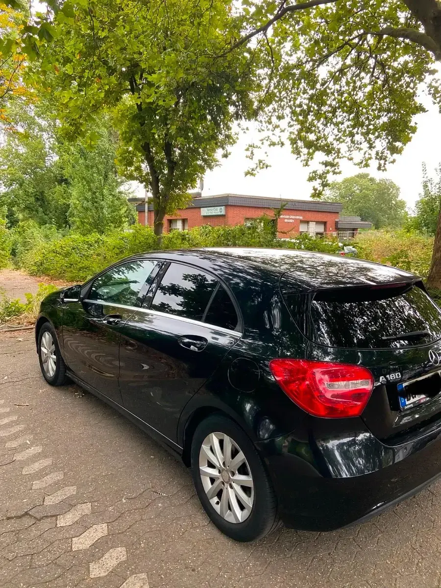 Gebraucht Mercedes A180 122 PS (89 kW) 2013 Schwarz Kleinwagen