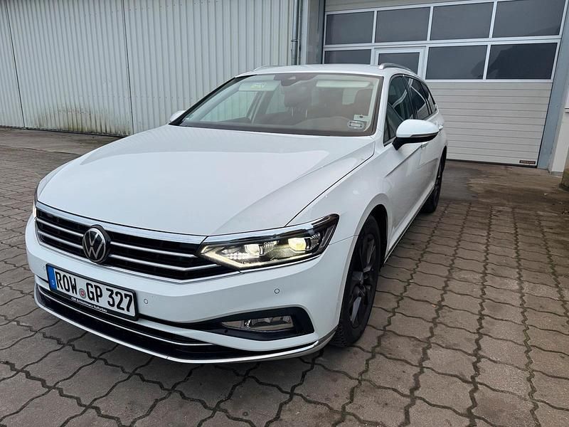 Weiß Gebraucht 2020 VW Passat Kombi | 17.500 € (Guter Preis) - Bild 1/4