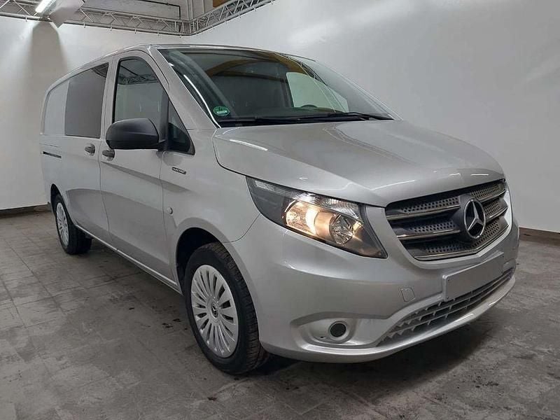 Gebraucht Mercedes e-Vito 85 kW (116 PS) 2020 Silber Van / Kleinbus