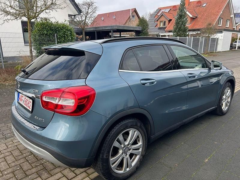 Gebraucht Mercedes GLA200 136 PS (100 kW) 2015 Blau SUV