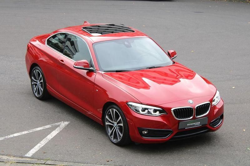 Melbourne rot metallic Gebraucht 2018 BMW 230 Sport Line Coupé | 22.990 € (Superpreis) - Bild 1/4