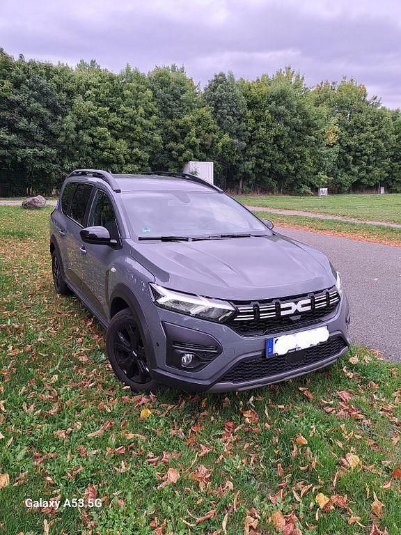 Grau Gebraucht 2023 Dacia Jogger Extreme Van / Kleinbus | 20.000 € (Fairer Preis) - Bild 1/4