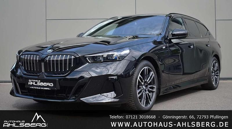 Black sapphire Gebraucht 2024 BMW 520 M Sport Kombi | 53.900 € (Guter Preis) - Bild 1/4