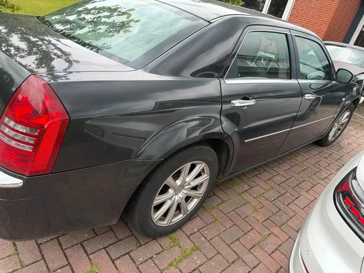 Second-hand Chrysler 300C 249 CP (183 kW) 2004 Negru Berlinǎ