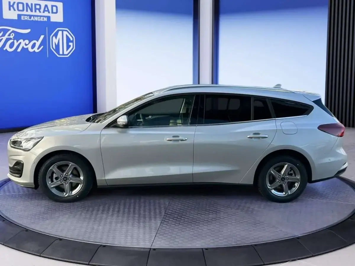 Usado Ford Focus Titanium X 125 CV (91 kW) 2026 Plateado Familiar