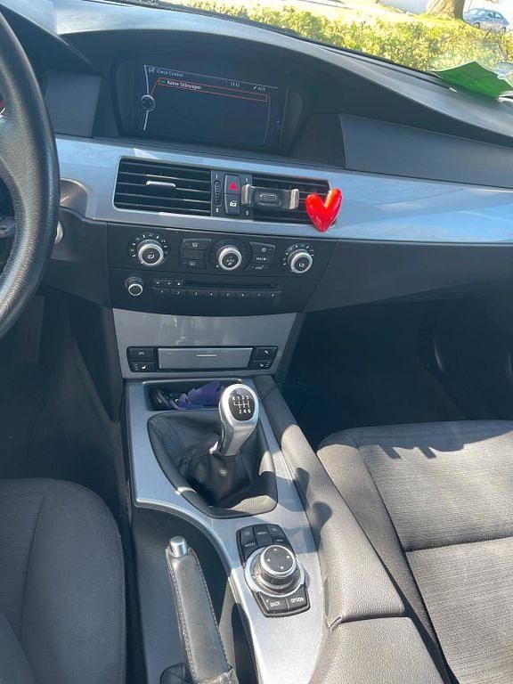Gebraucht BMW 530 Sport Line 235 PS (172 kW) 2009 Blau Limousine