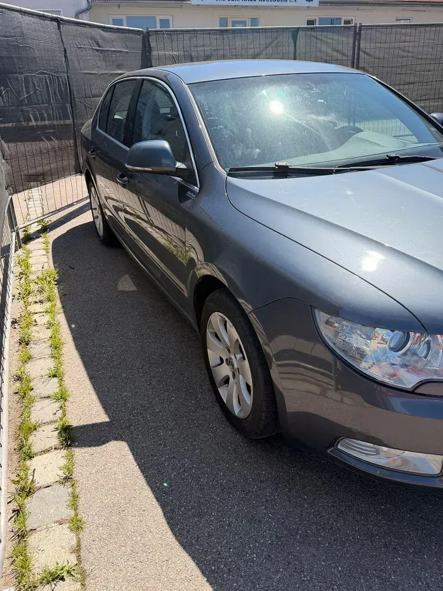 Gebraucht Skoda Superb Ambition 160 PS (117 kW) 2010 Grau Limousine
