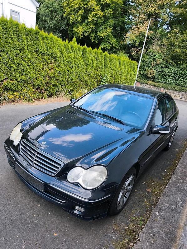 Schwarz Gebraucht 2005 Mercedes C200 Avantgarde Limousine | 2.350 € (Guter Preis) - Bild 1/4