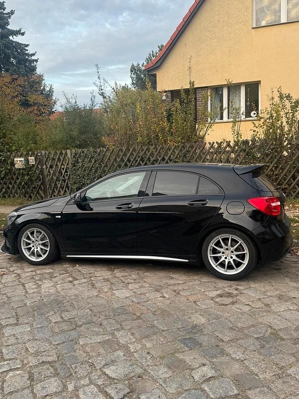 Schwarz Gebraucht 2012 Mercedes A250 Kleinwagen | 15.450 € - Bild 1/4