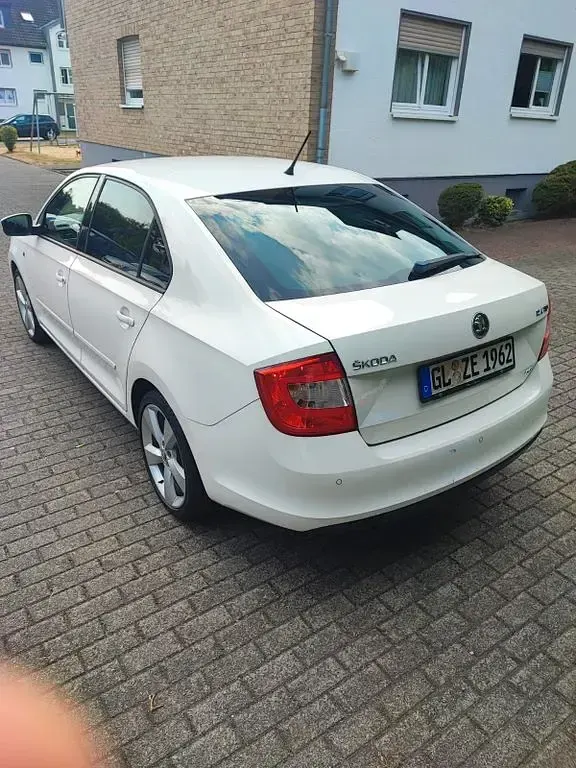 Gebraucht Skoda Rapid Elegance 105 PS (77 kW) 2012 Weiß Kleinwagen
