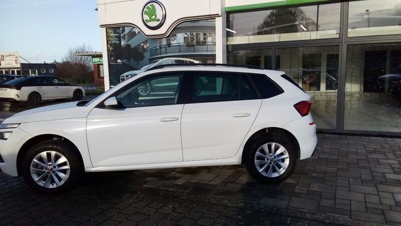 Gebraucht Skoda Kamiq Ambition 110 PS (80 kW) 2023 Moonweiss metallic met. moonweiss metallic met. SUV