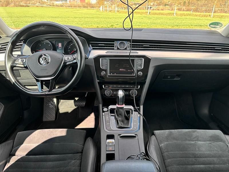 Gebraucht VW Passat Highline 150 PS (110 kW) 2016 Blau Kombi