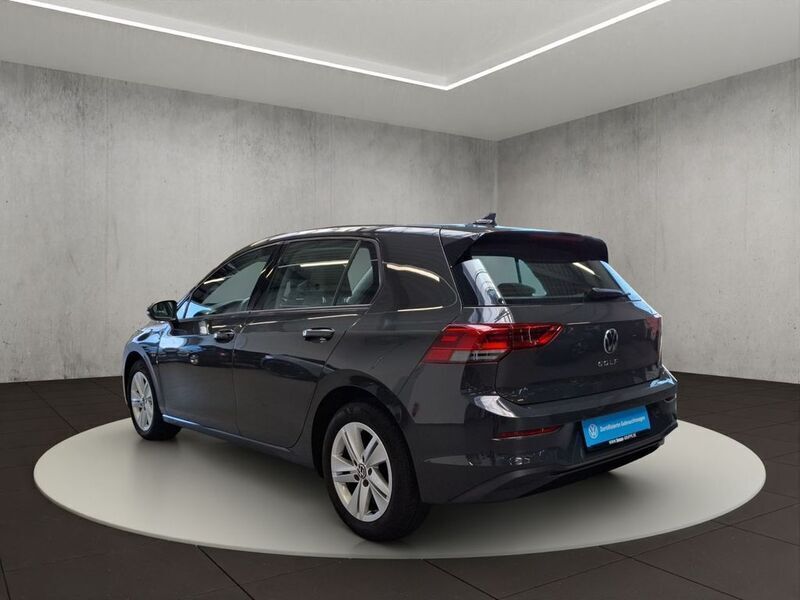 Gebraucht VW Golf VIII Life 116 PS (85 kW) 2022 Uranograu Limousine
