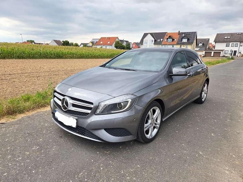 Silber Gebraucht 2012 Mercedes A180 Urban Limousine | 8.000 € (Teuer) - Bild 1/4
