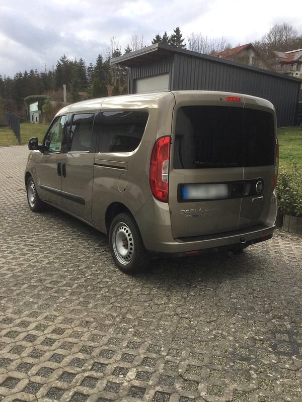 Gebraucht Fiat Doblò 120 PS (88 kW) 2018 Braun Van / Kleinbus