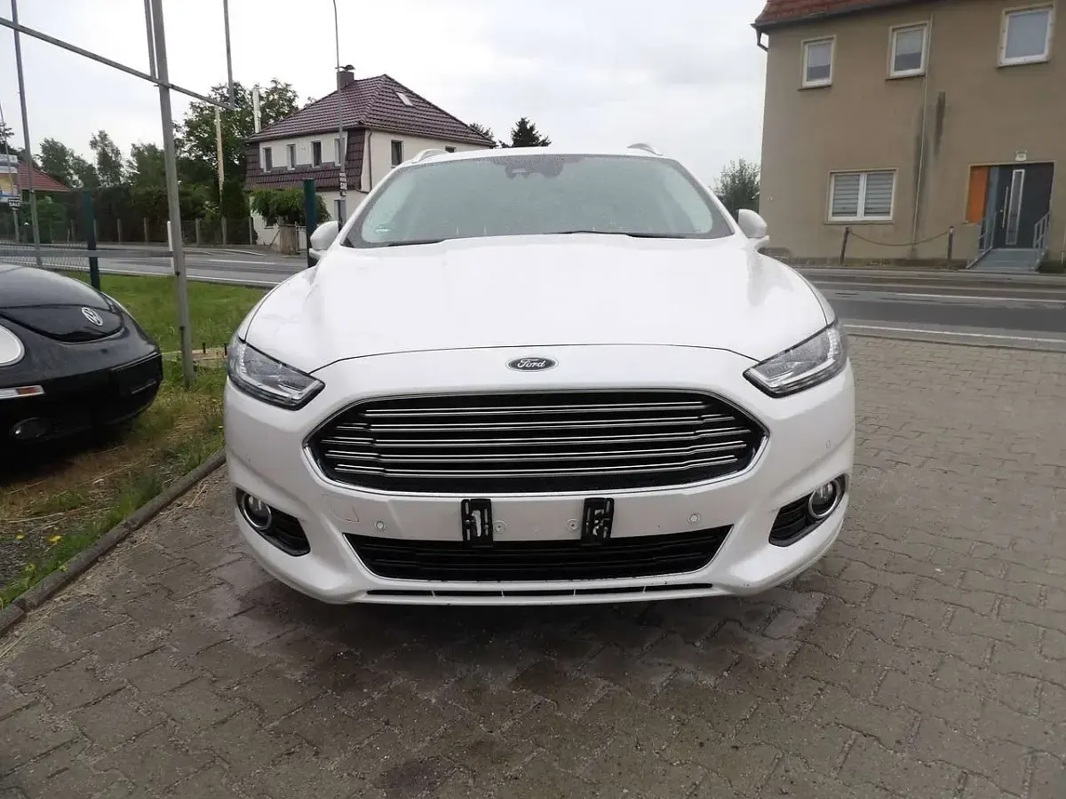 Gebraucht Ford Mondeo Titanium 179 PS (131 kW) 2015 Arktisweiß (metallic) Kombi