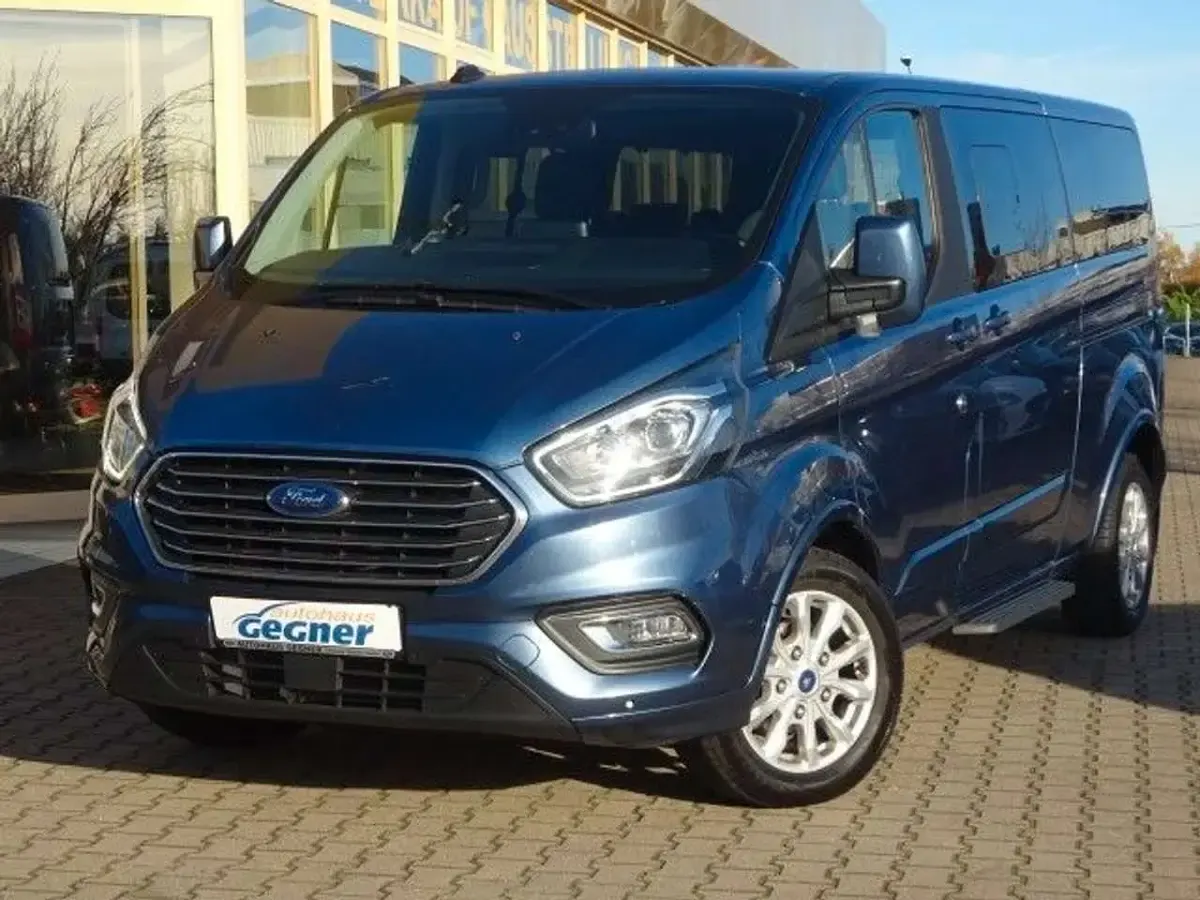 Gebraucht Ford Tourneo Titanium 185 PS (136 kW) 2021 Chromablau Van / Kleinbus