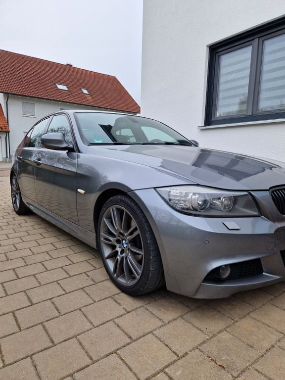 Grau Gebraucht 2011 BMW 320 M Sport Limousine | 7.950 € (Fairer Preis) - Bild 1/4