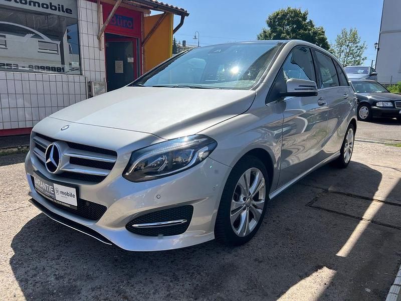 Silber Gebraucht 2016 Mercedes B200 Urban Van / Kleinbus | 18.990 € (Fairer Preis) - Bild 1/4