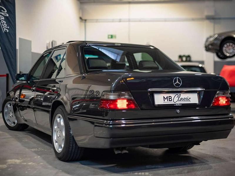 Gebraucht Mercedes E500 320 PS (235 kW) 1992 Blauschwarz (199) Limousine