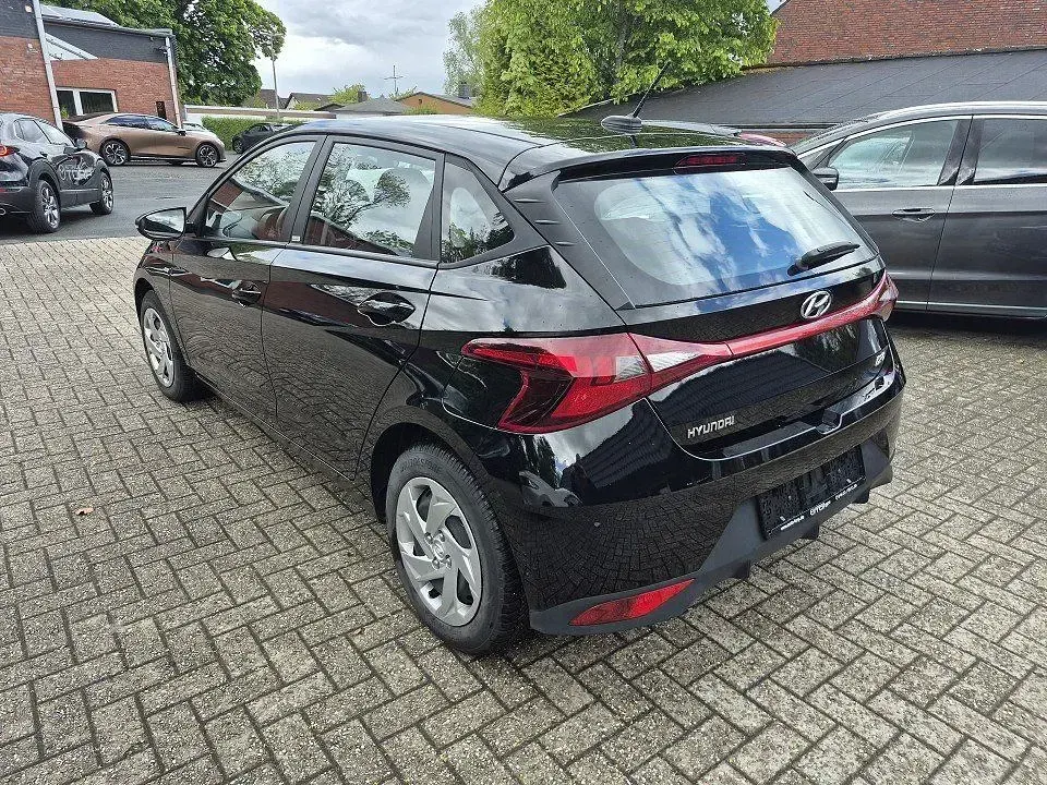 Gebraucht Hyundai i20 Select 101 PS (74 kW) 2021 Schwarz Kleinwagen