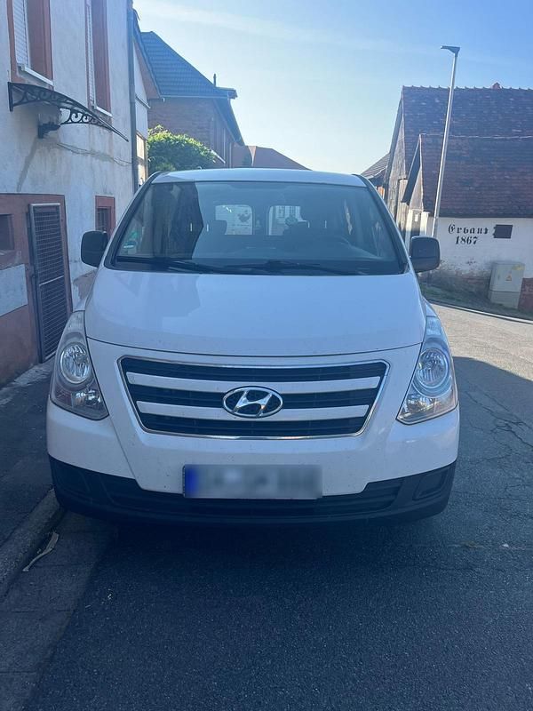 Weiß Gebraucht 2013 Hyundai H-1 Van / Kleinbus | 6.000 € - Bild 1/4