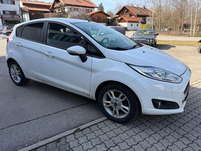 Gebraucht Ford Fiesta Celebration 101 PS (74 kW) 2017 Weiß Limousine