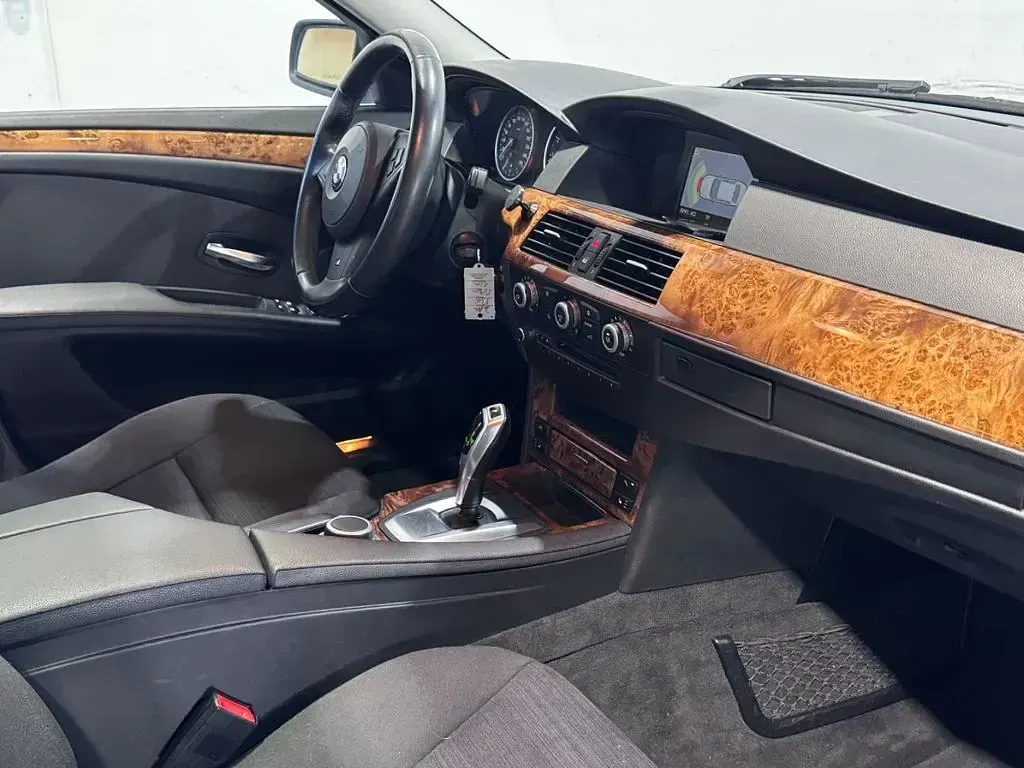 Używany BMW 530 Advantage 272 KM (200 kW) 2007 Srebrny Sedan/Limuzyna