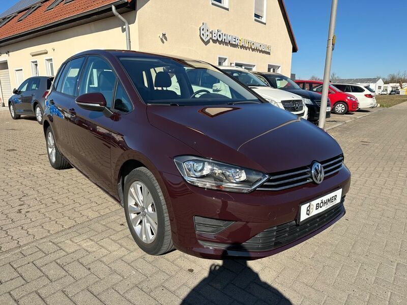 Rot Gebraucht 2018 VW Golf Sportsvan Comfortline Van / Kleinbus | 13.990 € (Fairer Preis) - Bild 1/4