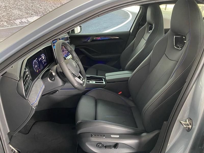 Gebraucht VW Passat R-line 265 PS (194 kW) 2026 Oyster silver metallic grenadill Kombi