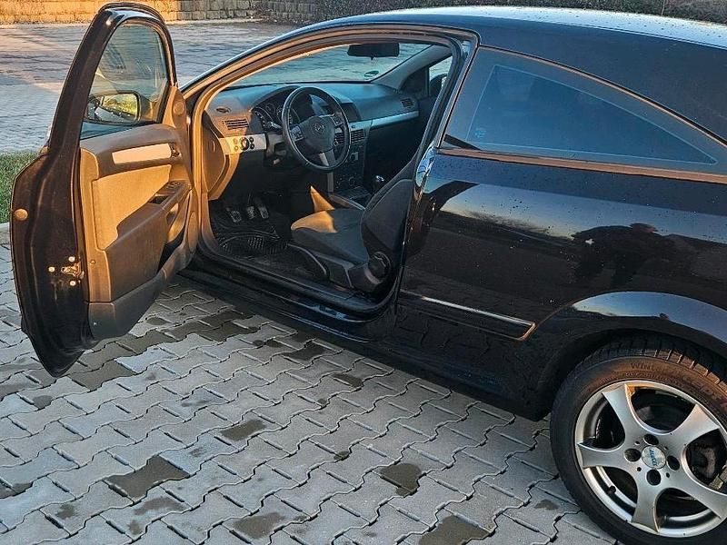 Gebraucht Opel Astra GTC 105 PS (77 kW) 2007 Schwarz Kleinwagen