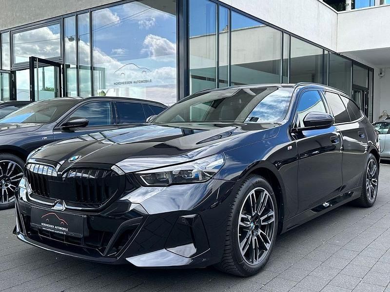 Schwarz Gebraucht 2024 BMW 520 M Sport Kombi | 50.870 € (Fairer Preis) - Bild 1/4
