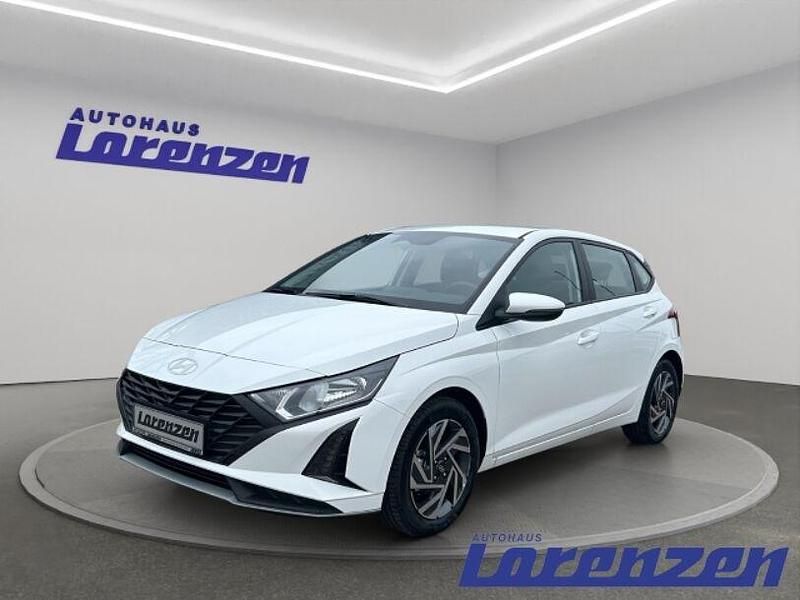 Gebraucht Hyundai i20 Select 84 PS (61 kW) 2024 Atlas white / sol (weiss) Limousine