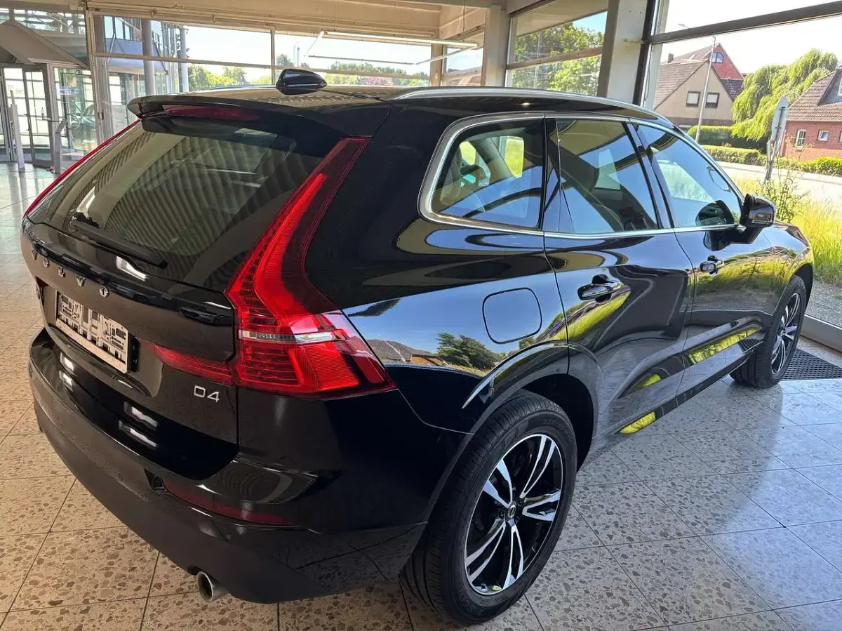 Gebraucht Volvo XC60 Momentum 190 PS (139 kW) 2019 Black solid "stone" / solid SUV