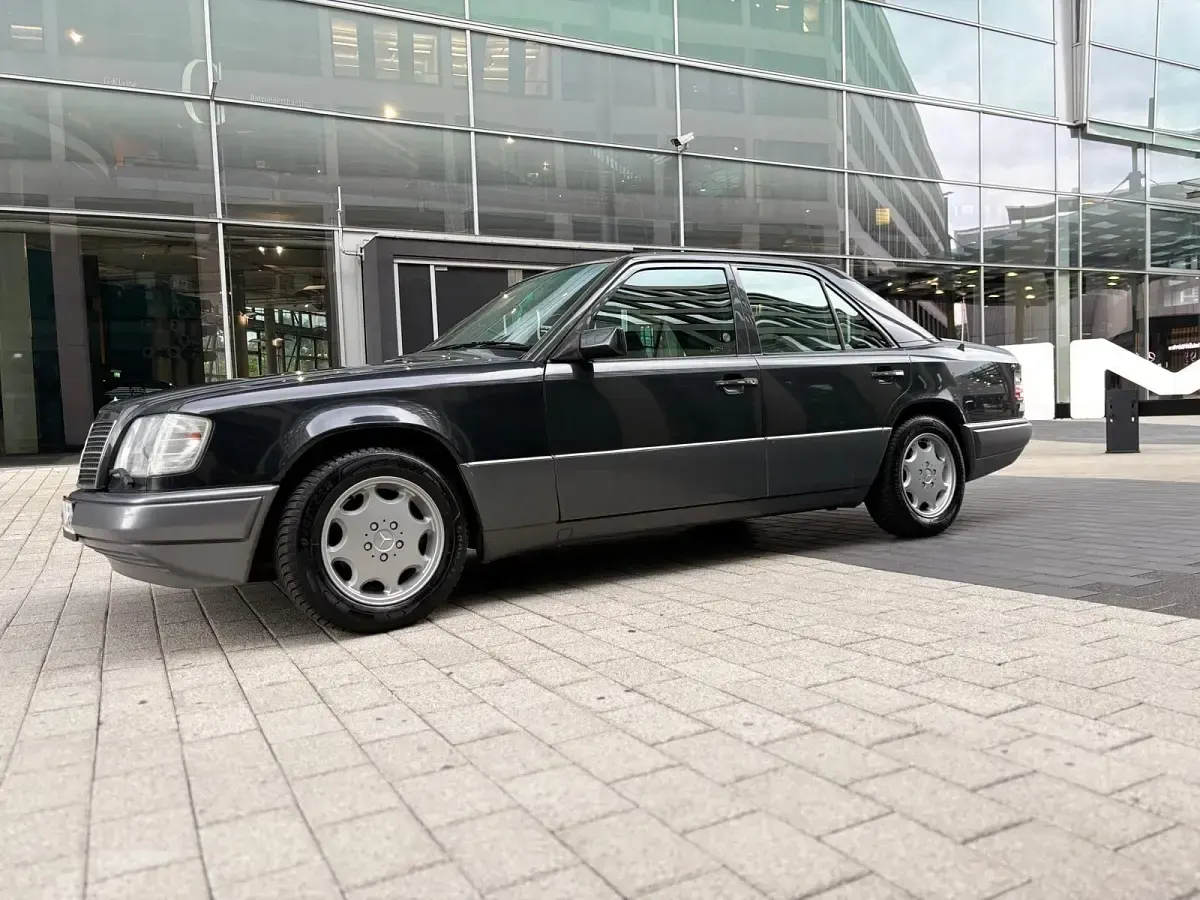 Gebraucht Mercedes E220 150 PS (110 kW) 1994 Schwarz Limousine