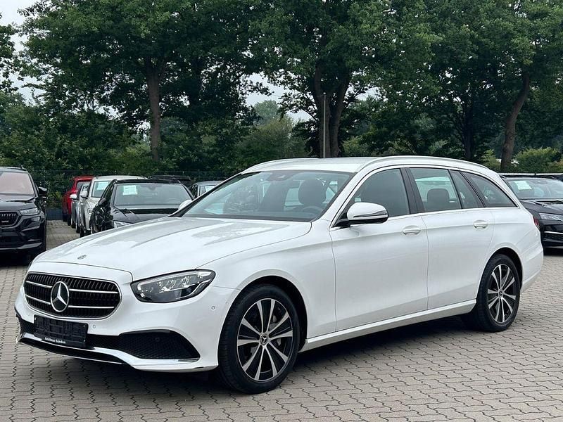 Polarweiss Gebraucht 2021 Mercedes E300 Avantgarde Kombi | 25.980 € (Guter Preis) - Bild 1/4