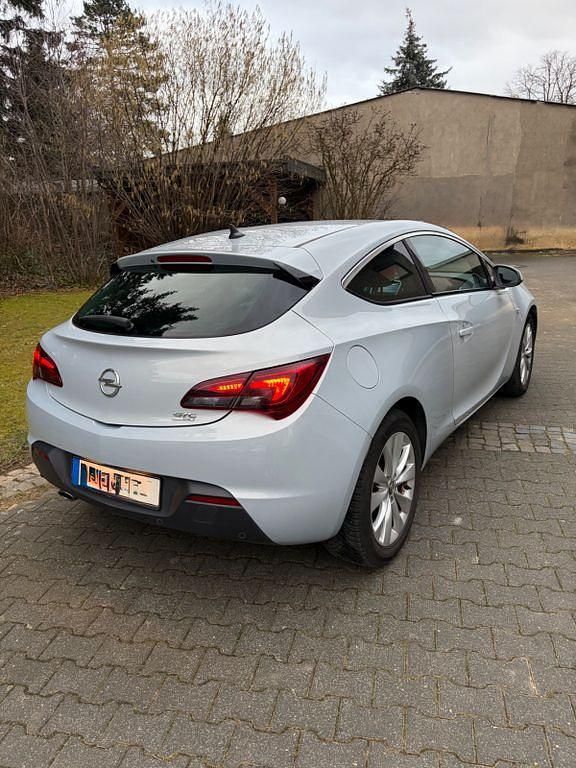Gebraucht Opel Astra GTC 140 PS (102 kW) 2012 Weiß Limousine