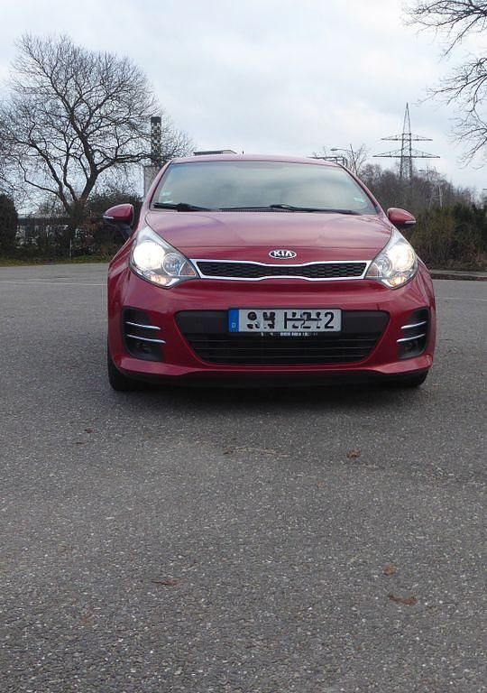 Rot Gebraucht 2015 Kia Rio DREAM-TEAM Edition Limousine | 6.750 € (Fairer Preis) - Bild 1/4