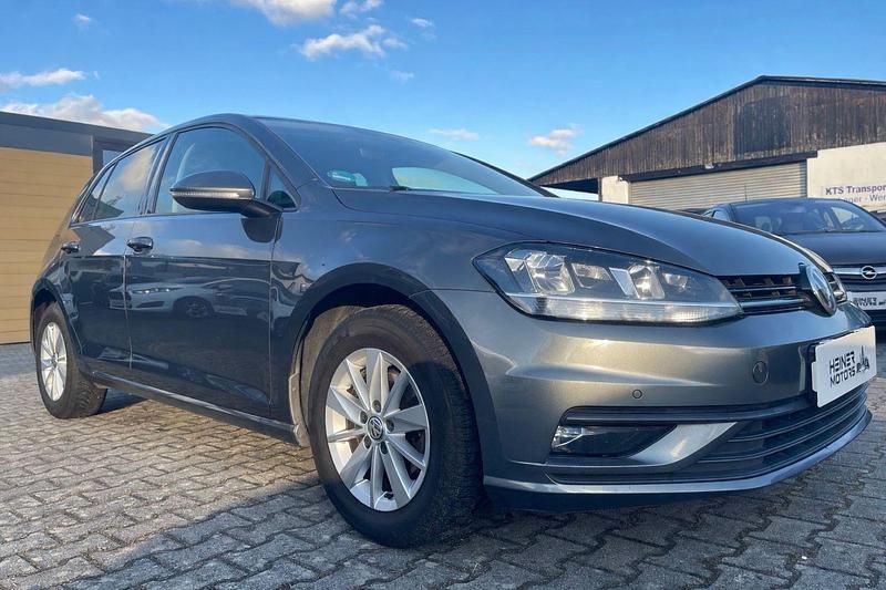 Gebraucht VW Golf VII Trendline 110 PS (80 kW) 2018 Grau Limousine