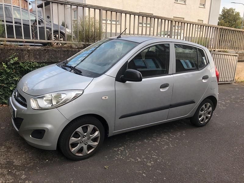Silber Gebraucht 2013 Hyundai i10 Classic Kleinwagen | 2.800 € (Fairer Preis) - Bild 1/3