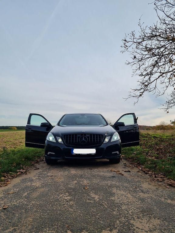 Gebraucht Mercedes E250 Avantgarde 204 PS (150 kW) 2009 Schwarz Limousine