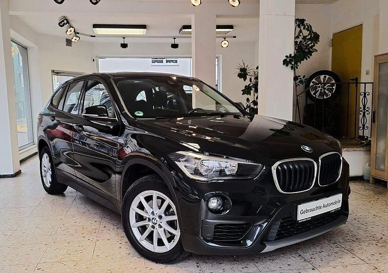 Black sapphire metallic Gebraucht 2018 BMW X1 Sport Line SUV | 18.280 € (Fairer Preis) - Bild 1/4