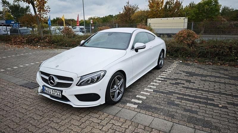 Weiß Gebraucht 2016 Mercedes 180 AMG line Limousine | 15.000 € (Teuer) - Bild 1/4