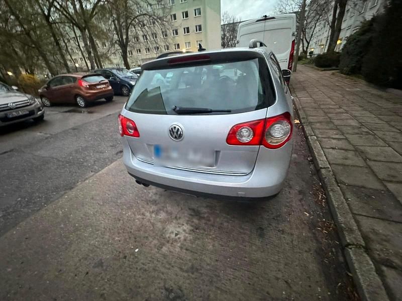 Usado VW Passat 105 HP (77 kW) 2007 Cinzento Sedan