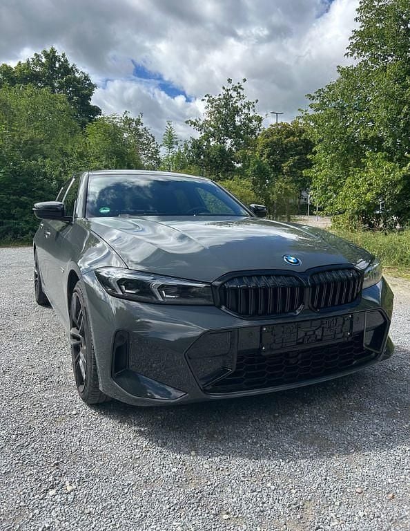 Grau Gebraucht 2023 BMW 330e Performance Limousine | 42.900 € (Fairer Preis) - Bild 1/4