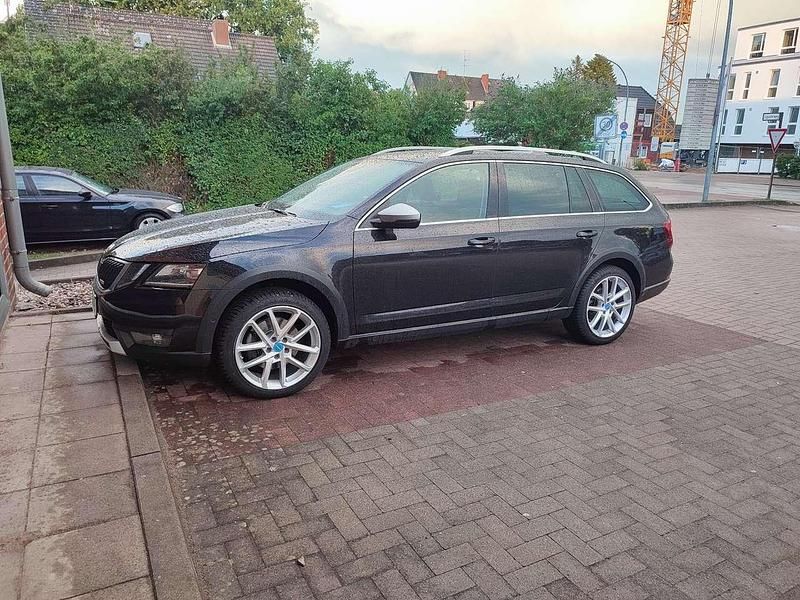 Schwarz Gebraucht 2018 Skoda Octavia Scout Scout 4x4 Kombi | 23.850 € (Teuer) - Bild 1/4